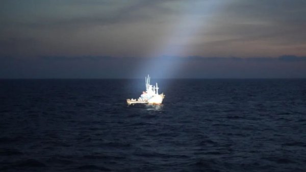 配资炒股优质平台 韩国籍渔船遇险，中国海警局救助8名外籍渔民